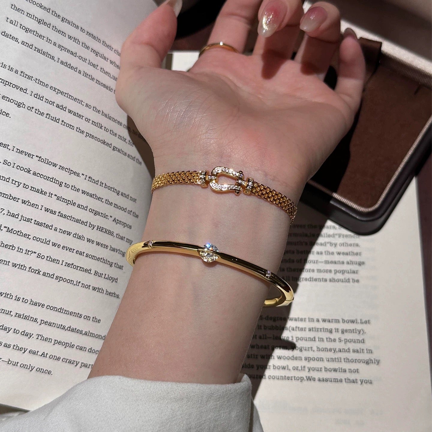 Horseshoe Clasp Mesh Bracelet