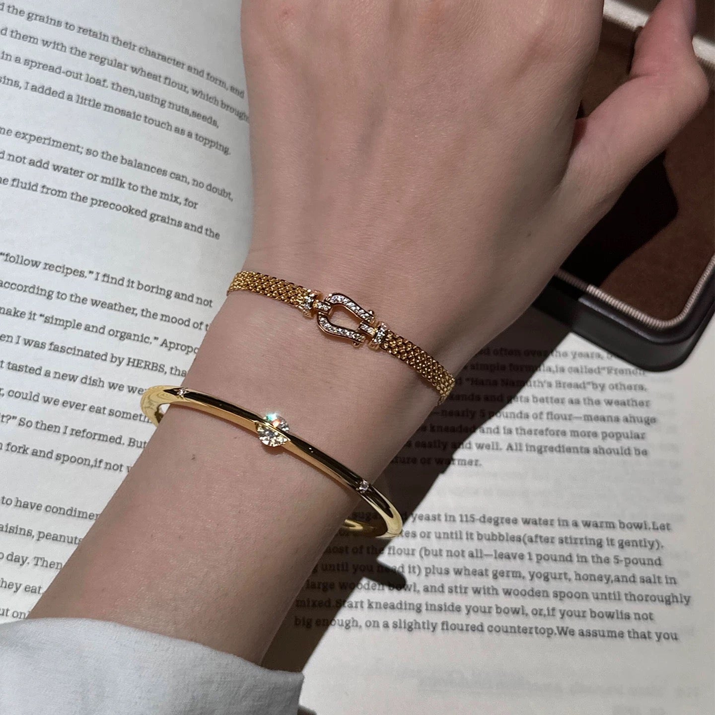 Horseshoe Clasp Mesh Bracelet