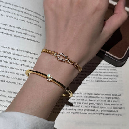 Horseshoe Clasp Mesh Bracelet