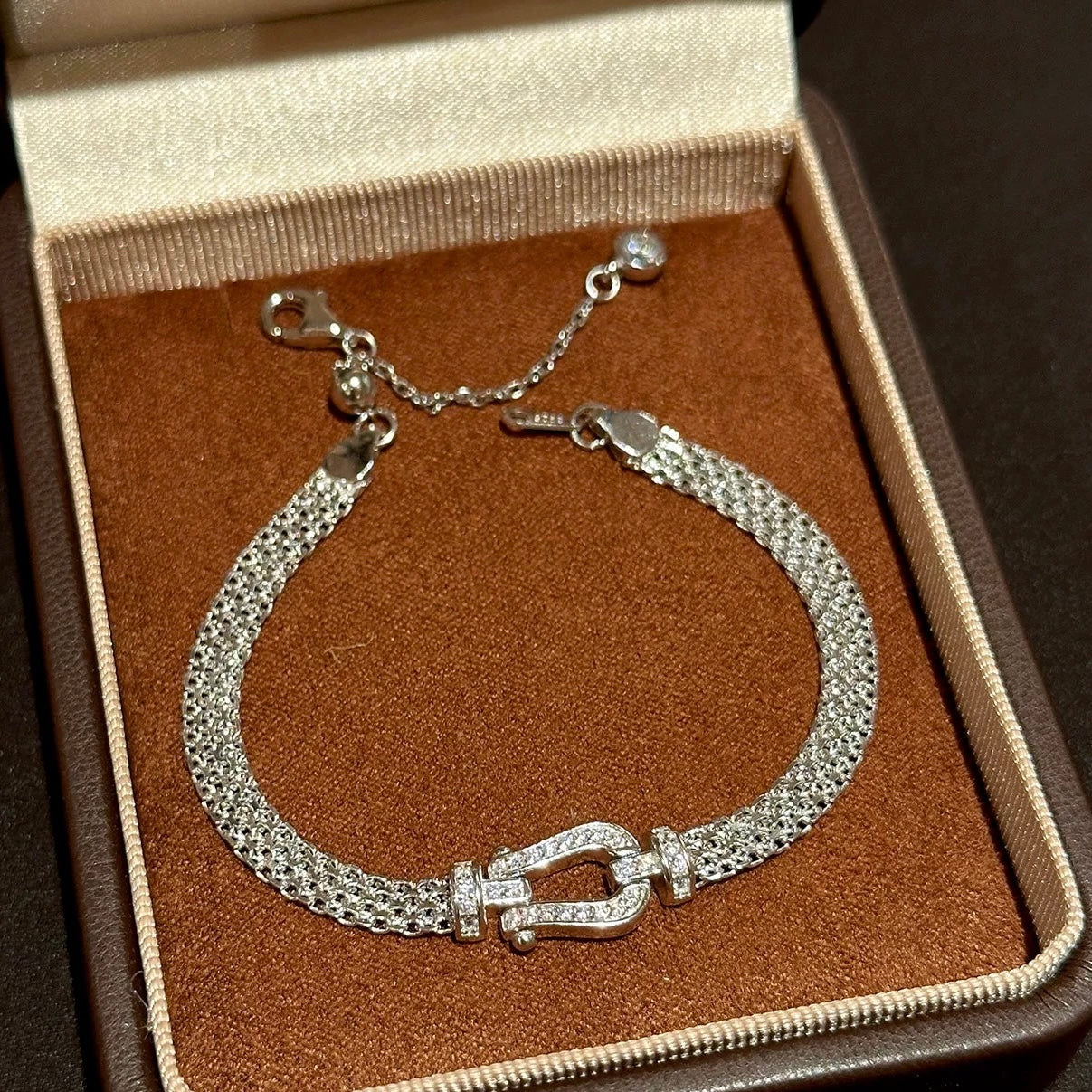 Horseshoe Clasp Mesh Bracelet