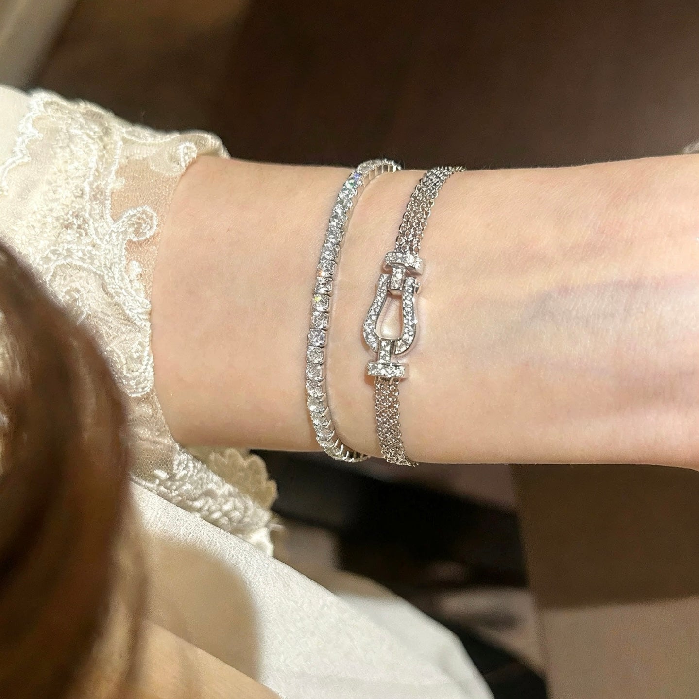 Horseshoe Clasp Mesh Bracelet