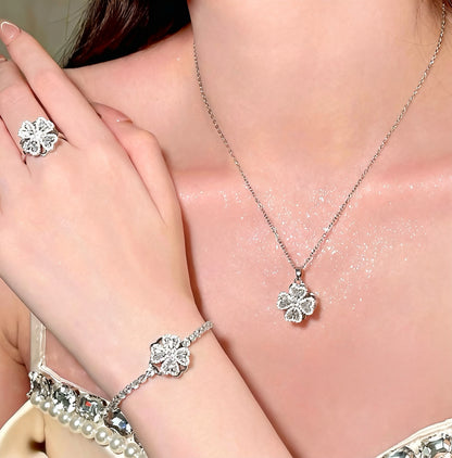 Diamond Clover Spinner Worry Ring