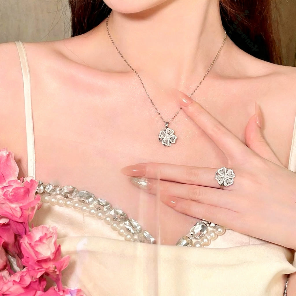 Diamond Clover Spinner Worry Ring