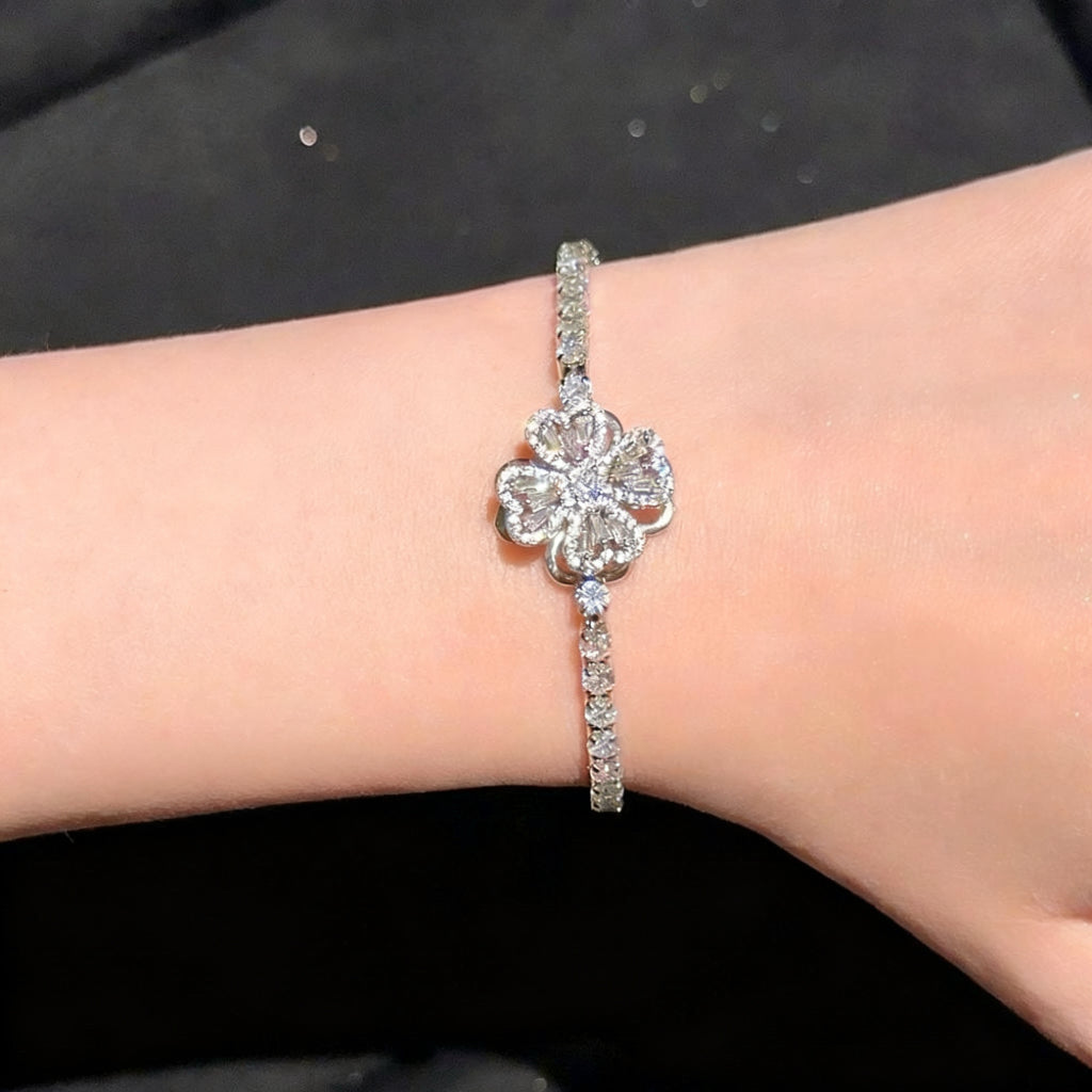 Diamond Clover Spinner Worry Ring