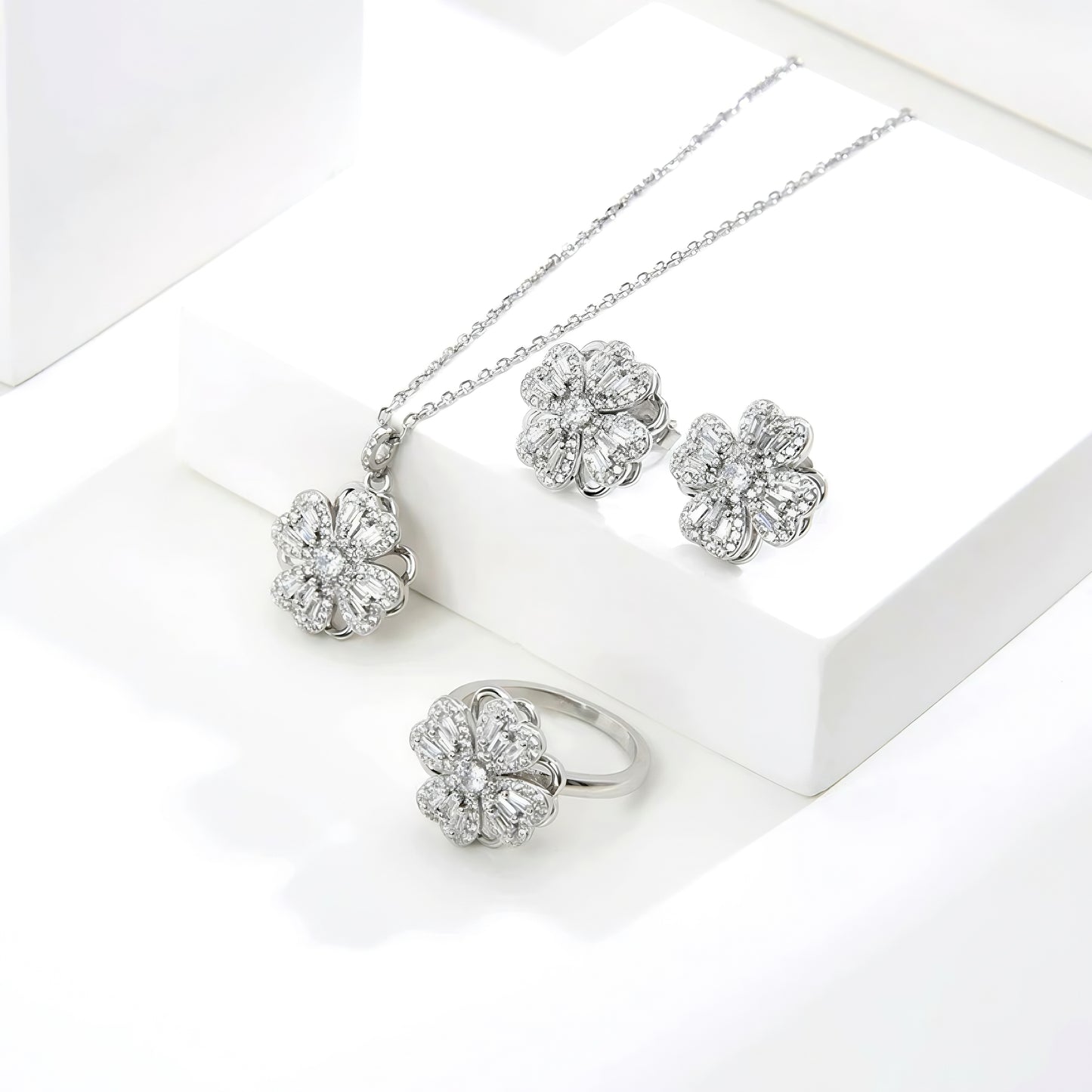 Diamond Clover Spinner Worry Ring