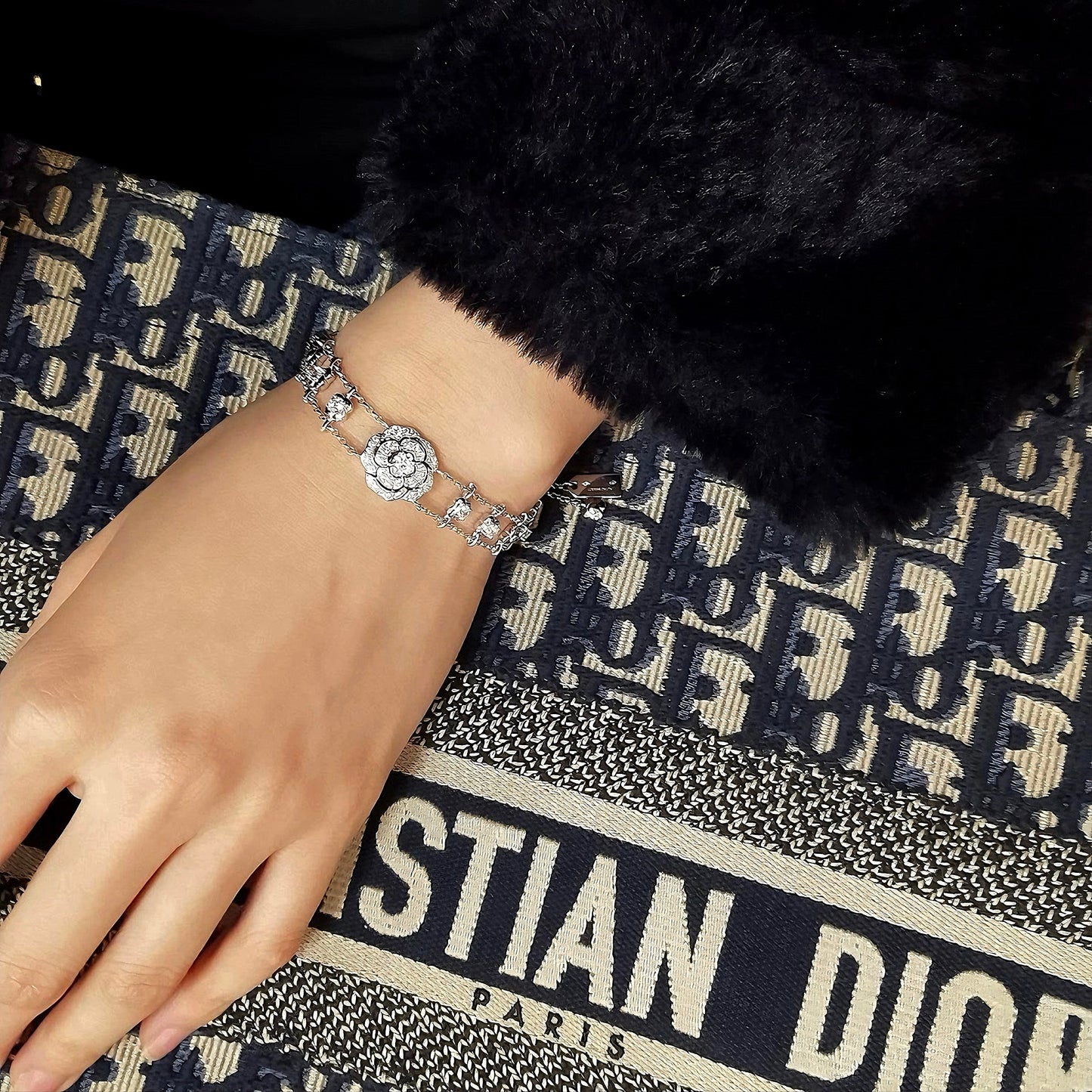 Bouton de Camélia Long Necklace