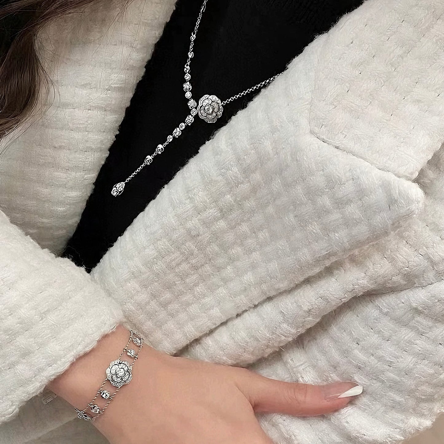 Bouton de Camélia Long Necklace