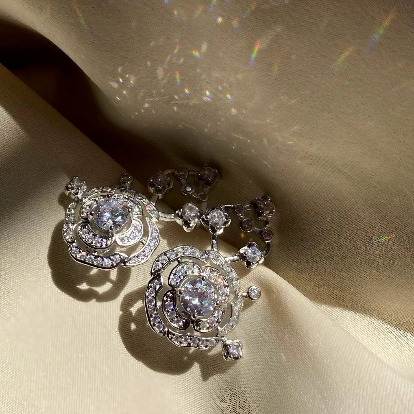 Bouton de Camélia Long Necklace