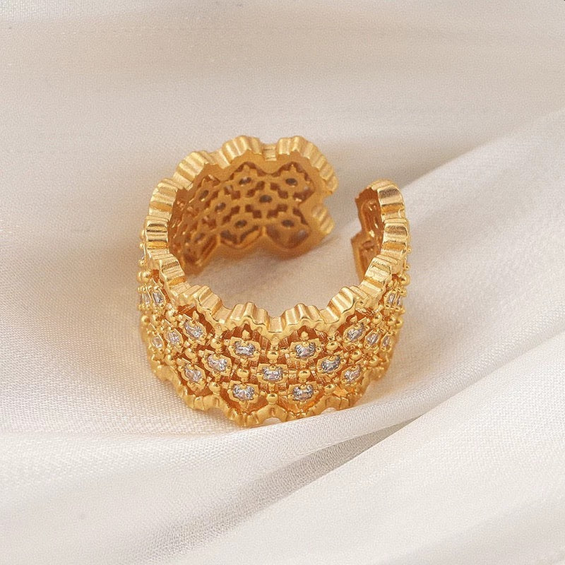 Lunel Cutout Band Ring